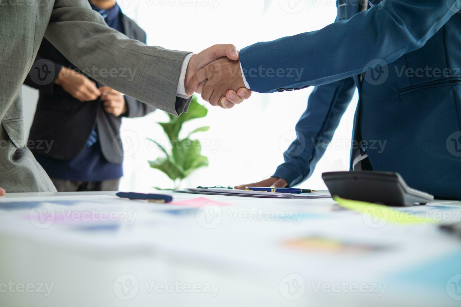 businessmen-and-investors-shake-hands-after-attending-meeting-with-advisory-team-after-receiving-advice-from-advisory-team-about-jointly-invested-business-businessmen-team-handshake-concept-pho